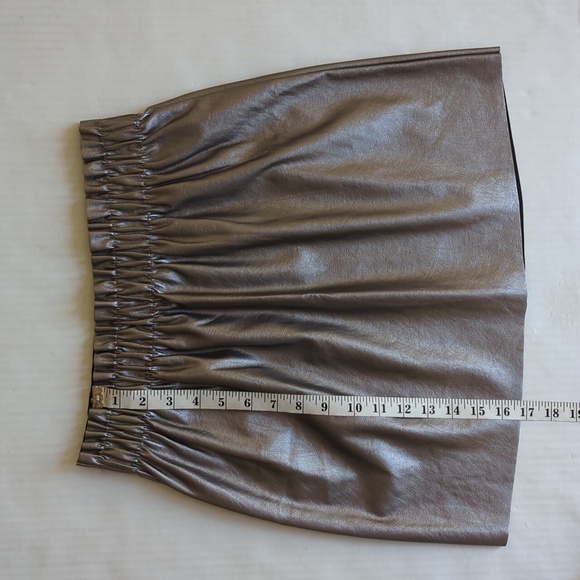 Forever 21 Faux Leather Gathered Waistband Mini Skirt MEDIUM Gray Silver Sheen - Picture 10 of 12